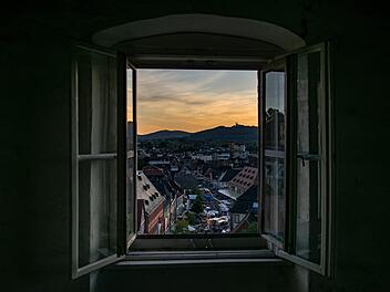 Dieser Ausblick ist nun wieder m&ouml;glich: Ein stimmungsvoller Blick durch das Fenster vom Oberen Torturm auf den Korbmarkt. Foto: Sascha Ott
