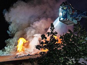 Die Feuerwehr hat den Brand schnell unter Kontrolle.