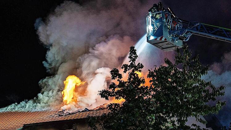 Die Feuerwehr hat den Brand schnell unter Kontrolle.