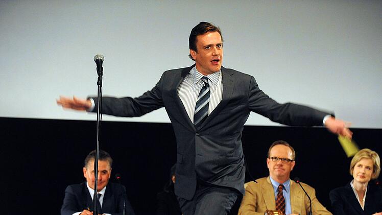 Der liebensw&uuml;rdige Marshall Eriksen (Jason Segel) ist zu Beginn der Serie noch auf der Law School, will unbedingt Anwalt f&uuml;r eine saubere Umwelt werden. Doch Geldsorgen und Freundin Lilys Kaufsucht f&uuml;hren ihn ins fiese Bankenwesen.