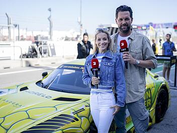Andrea Kaiser und Matthias Killing moderieren f&uuml;r "ran racing" aus der Boxengasse.