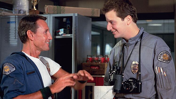 Officer Frank Murphy (Roy Scheider, links) und der junge Polizist Richard Lymangood (Daniel Stern) wurden als Piloten des neuen, extrem leistungsf&auml;higen Hubschraubers "Blue Thunder" ausgew&auml;hlt.