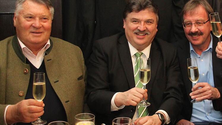 Sekt für den Sieger: Landrat Klaus Peter Söllner (Mitte) lässt sich von den WGK-Mitstreitern Edi Trapper (links) und Stefan Schaffranek feiern. Foto: Julia Schilling