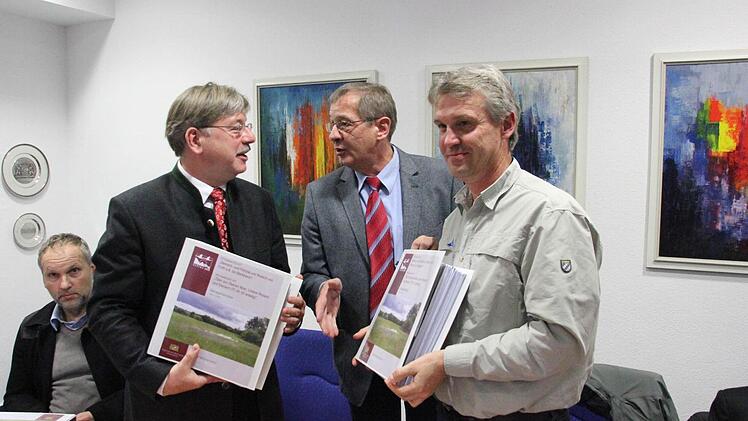 Herbert Rebhan (Mitte) überreichte den Managementplan an Guido Winter (links) und Stefan Hanna vom Amt für Landwirtschaft Kulmbach. Foto: Friedwald Schedel