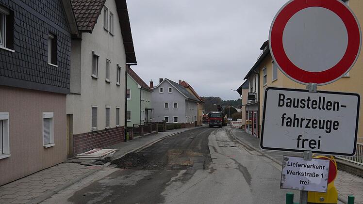 Die Bauststelle auf der Weidhäuser Hauptstraße. Foto: Berthold Köhler