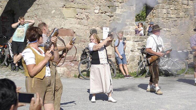 Es knallt doch recht heftig bei den Hassenbacher Böllerschützen. Auch die Akteure stecken sich Stöpsel in die Ohren.  Foto: Winfried Ehling