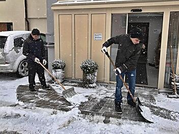 Auch Schneeräumen gehörte zu den Aufgaben der Jugendlichen des SFZ Pfaffendorf. Diese Arbeit verrichten hier (von links) Jonas und Yannic.  Foto: SFZ Pfaffendorf
