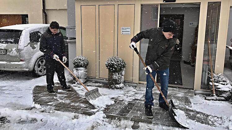 Auch Schneeräumen gehörte zu den Aufgaben der Jugendlichen des SFZ Pfaffendorf. Diese Arbeit verrichten hier (von links) Jonas und Yannic.  Foto: SFZ Pfaffendorf