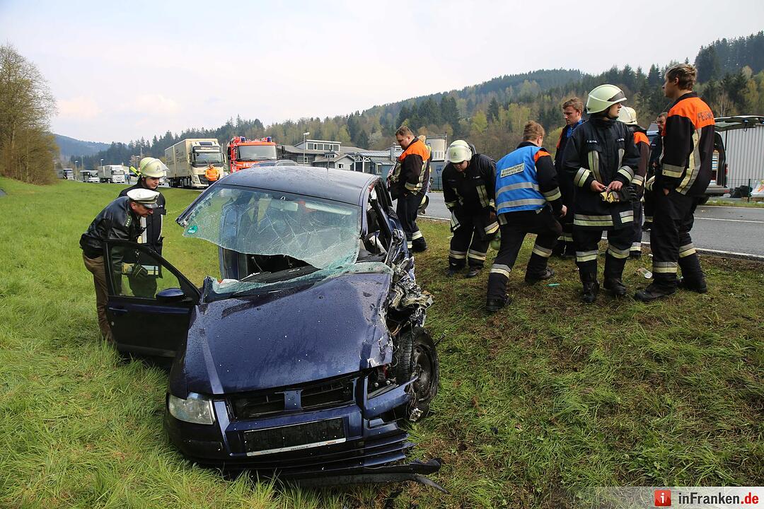 Frontalzusammenstoß bei Wallenfels: Eine Person schwer verletzt