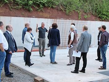 Um sich ein Bild über notwenige Investitionen im Bauhof zu machen, sahen sich die Stadträte vor der Sitzung dort um. Hier stellt Bauhofleiter Stefan Sluzar den neuen Waschplatz vor.  Foto: Thomas Malz