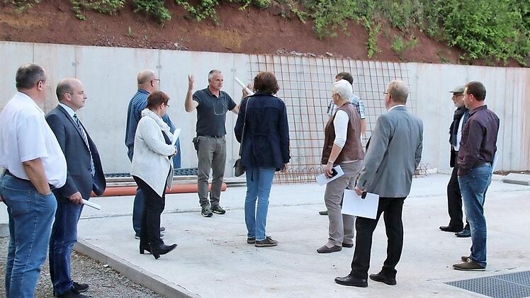 Um sich ein Bild über notwenige Investitionen im Bauhof zu machen, sahen sich die Stadträte vor der Sitzung dort um. Hier stellt Bauhofleiter Stefan Sluzar den neuen Waschplatz vor.  Foto: Thomas Malz