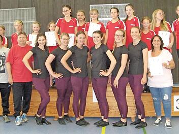 Die erfolgreichen Kunstradfahrer des RSV Soli Reuth bei der Bezirksrunde des Bayerncups in Frohnlach: (hinten von links) Amelia Zavilinska, Marlene Gögelein, Nelly Bohla, Jule Ultsch, Christina Renner, Finja Melzer, Juliana Fritz, Julia Mahr, Maren Hofmann, Lea Ultsch, Michelle Scharf und Louisa Gögelein; (vorne von links) ÜbungsleiterTobias Backer, Vorsitzender Thomas Bittruf, Marie Fischer, Annika Stumpf, Tina Katholing, Anne Voit, Vanessa Schwarz, Veronika Lurz und Übungsleiterin Sonja Hä...