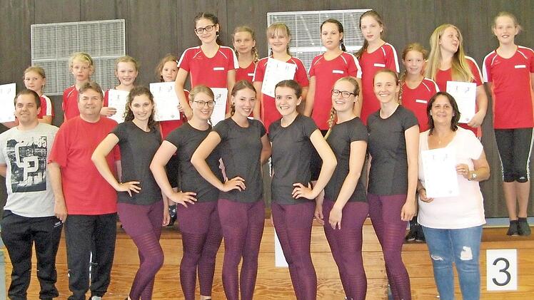 Die erfolgreichen Kunstradfahrer des RSV Soli Reuth bei der Bezirksrunde des Bayerncups in Frohnlach: (hinten von links) Amelia Zavilinska, Marlene Gögelein, Nelly Bohla, Jule Ultsch, Christina Renner, Finja Melzer, Juliana Fritz, Julia Mahr, Maren Hofmann, Lea Ultsch, Michelle Scharf und Louisa Gögelein; (vorne von links) ÜbungsleiterTobias Backer, Vorsitzender Thomas Bittruf, Marie Fischer, Annika Stumpf, Tina Katholing, Anne Voit, Vanessa Schwarz, Veronika Lurz und Übungsleiterin Sonja Hä...