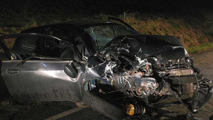 Nur noch ein Wrack: Der Fiat Punto des 23-jährigen Autofahrers, der vermutlich in Lebensgefahr schwebt.