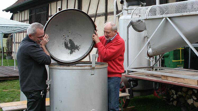 Im Gerätemuseum Alte Schäferei packte Wolfgang Dultz immer besonders gerne mit an; hier ein Bild aus dem Jahre 2010 mit dem damaligen Museumsleiter Lothar Hofmann.