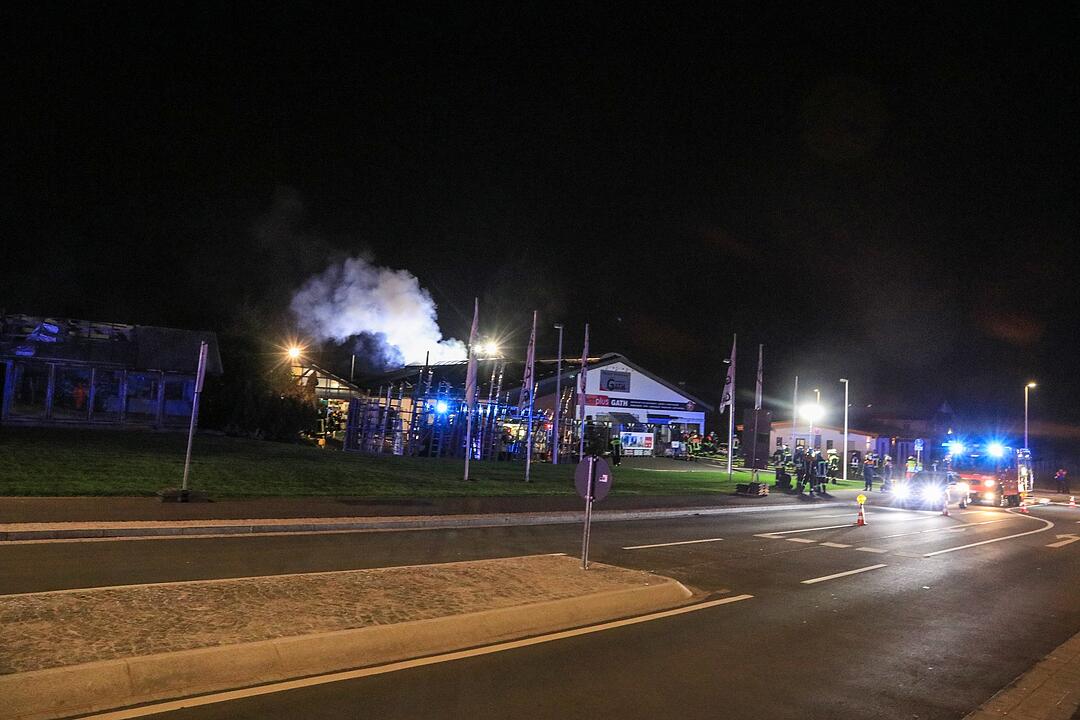 Brand in Elektrofachmarkt fordert Einsatzkräfte