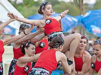 Die "Fever Bambis" bereichern das Seefest mit ihrer tänzerischen Einlage. Foto: Klaus Gagel