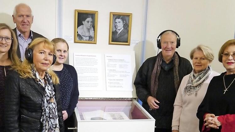 Klaus Anderlik (hinten, links), Leiter des Amtes für Schulen, Kultur und Bildung, mit den Museumsleiterinnen (von links) Christine Spiller und Jana Wieschollek, Ingrid Ott, Zweite Schriftführerin des Freundeskreises Puppenmuseum, Rainer Oertel, Zweiter Vorsitzender des Freundeskreises, Christa Leckert, Schriftführerin des Freundeskreis, und Freundeskreis-Vorsitzender Ragida Deeb an der neuen Hörstation Foto: privat