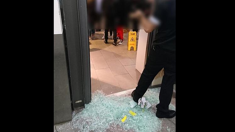 McDonald's im Hauptbahnhof N&uuml;rnberg: Als der Mann kein kostenloses Essen bekam, schlug er mit einem Hammer die Eingangst&uuml;r ein. Foto: Bundespolizei