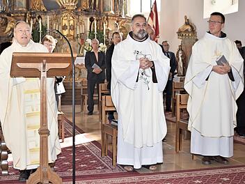 Generalvikar Georg Kestel (links) zelebrierte mit dem Pfarradministrator Pater Kosma Rejmer und Pater Josef den Festgottesdienst nach der erfolgreichen Kirchensanierung und damit der offiziellen Wiedereröffnung der Pfarrkirche Mariä Geburt.  Foto: Dieter Radziej