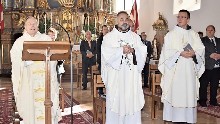 Generalvikar Georg Kestel (links) zelebrierte mit dem Pfarradministrator Pater Kosma Rejmer und Pater Josef den Festgottesdienst nach der erfolgreichen Kirchensanierung und damit der offiziellen Wiedereröffnung der Pfarrkirche Mariä Geburt.  Foto: Dieter Radziej