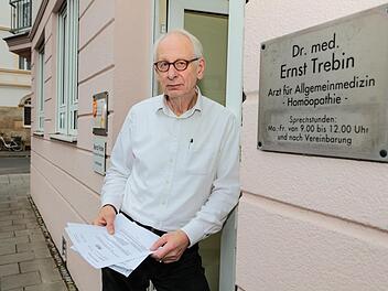 Auch die Praxis von Dr. Ernst Trebin wurde durchsucht. Die Staatsanwaltschaft wirft ihm das Schreiben von "Gefälligkeitsattesten" zur Umgehung der Maskenpflicht vor. Der Allgemeinarzt weist die Vorwürfe zurück. Foto: Matthias Hoch