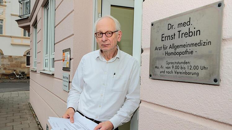 Auch die Praxis von Dr. Ernst Trebin wurde durchsucht. Die Staatsanwaltschaft wirft ihm das Schreiben von "Gefälligkeitsattesten" zur Umgehung der Maskenpflicht vor. Der Allgemeinarzt weist die Vorwürfe zurück. Foto: Matthias Hoch