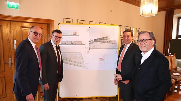Gesch&auml;ftsf&uuml;hrer Dr. Andreas Maurer (von links), B&uuml;rgermeister Armin Warmuth, Inhaber und Gesellschafter Dr. Marcus Lingel sowie Architekt J&ouml;rg Wolf sprechen die ersten Entw&uuml;rfe f&uuml;r den Neubau durch.