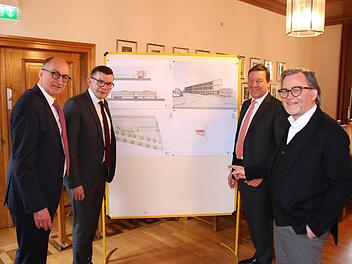 Geschäftsführer Dr. Andreas Maurer (von links), Bürgermeister Armin Warmuth, Inhaber und Gesellschafter Dr. Marcus Lingel sowie Architekt Jörg Wolf sprechen die ersten Entwürfe für den Neubau durch.
