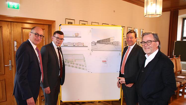 Geschäftsführer Dr. Andreas Maurer (von links), Bürgermeister Armin Warmuth, Inhaber und Gesellschafter Dr. Marcus Lingel sowie Architekt Jörg Wolf sprechen die ersten Entwürfe für den Neubau durch.