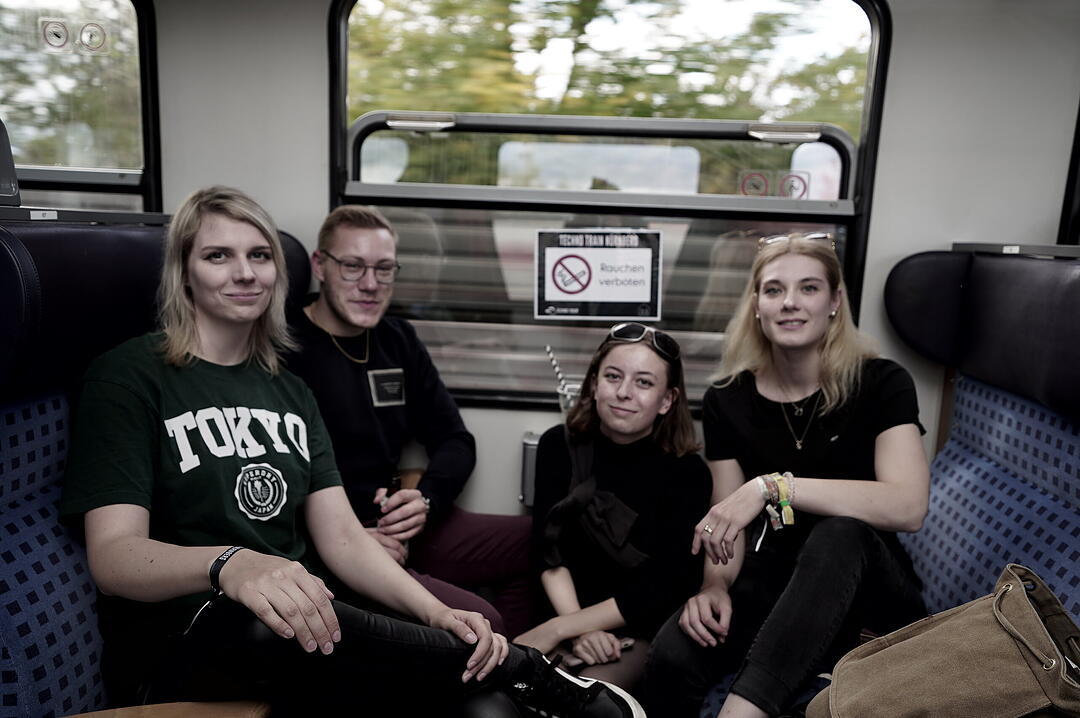 Party im Zug - Raver*innen tanzen zu Techno-Beats