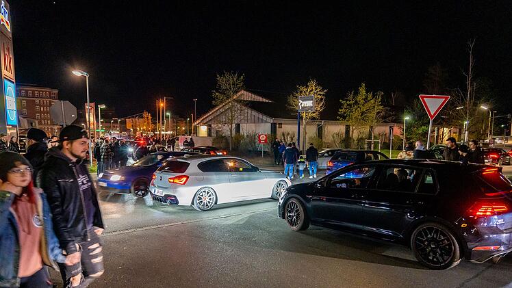 Forchheim: Hunderte treffen sich zu "Car-Freitag" - Tuner-Szene leitet Saison ein