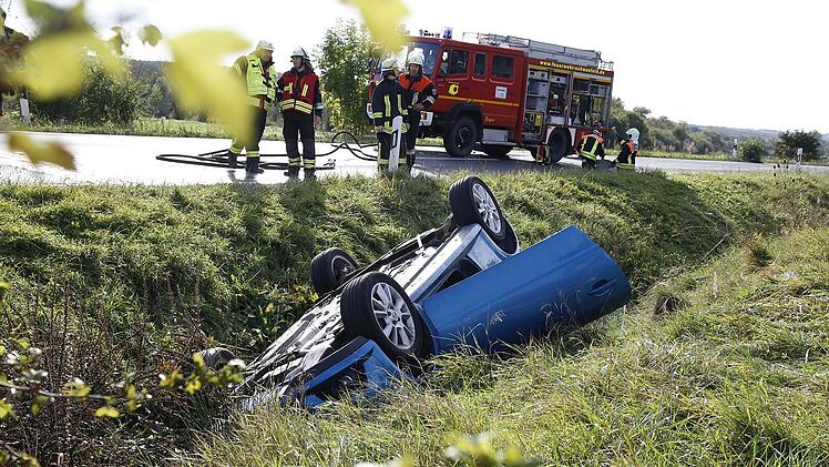 Kreis Schweinfurt: Auto landet im Wassergraben - Fahrer eingeklemmt