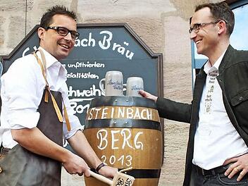 Rüdiger Baumann und Christoph Gewalt beim Anstich des Freibiers Foto: Manfred Welker