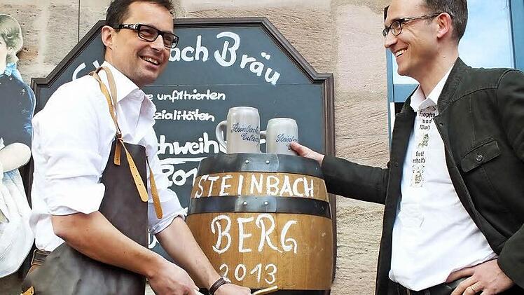Rüdiger Baumann und Christoph Gewalt beim Anstich des Freibiers Foto: Manfred Welker
