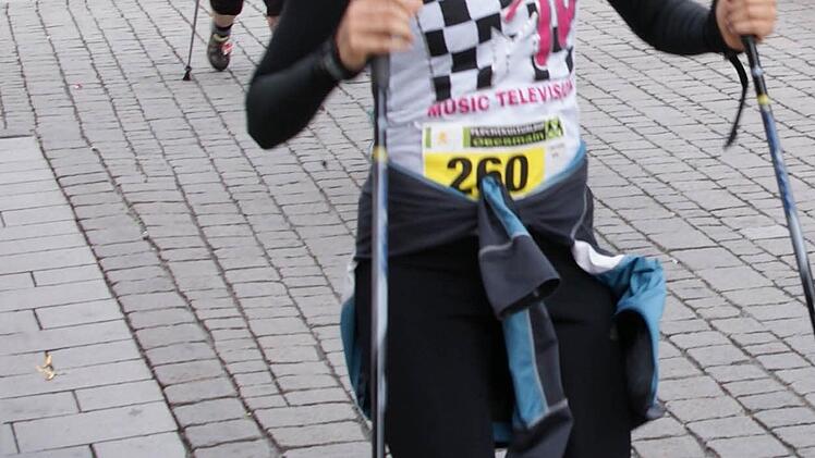 Hatte gut lachen: Dieser Nordic-Walkerin steht beim Zieleinlauf die Freude am Sport ins Gesicht geschrieben. Foto: Alfred Thieret