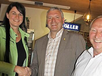 Gut lachen haben nach der Wahl Lisa Barthelmann, Bürgermeister Jürgen Hennemann und Dritter Bürgermeister Werner Riegel (im Bild von links). Foto: Ralf Kestel