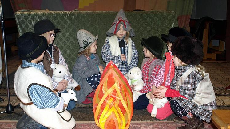 Die Hirten auf dem Feld beraten sich. Von links Paul Klinger, Lena Beierkuhnlein, Heidi Kolb, Anna Kuhnlein, Emelie Hauck, Emma Schmittdorsch und Lena Deuerling.