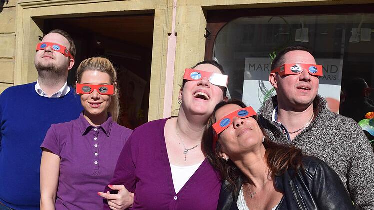 In der Oberen Königstraße sah man bebrillte Sonnenanbeter Foto: Ronald Rinklef