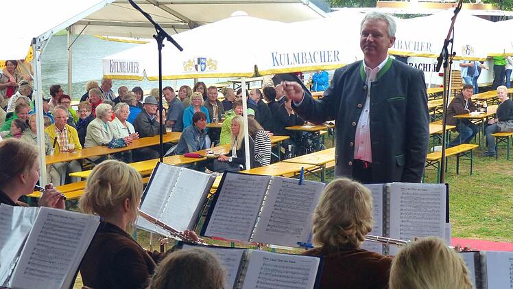 Bürgermeister Werner Diersch dirgiert die Bundeskapelle Kramsach aus Tirol. Foto: Dieter Hübner