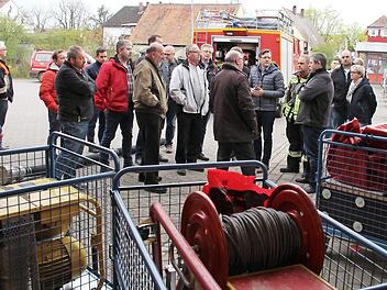 Das 30 Jahre alte Feuerwehrauto (im Hintergrund) ist nicht geeignet, um die Rollcontainer (vorne) unterzubringen. Davon überzeugte sich der Haupt- und Finanzausschuss vor Ort.  Foto: Andreas Dorsch