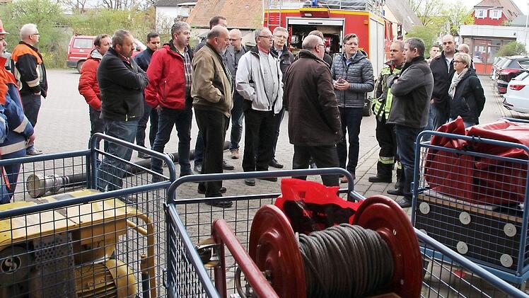 Das 30 Jahre alte Feuerwehrauto (im Hintergrund) ist nicht geeignet, um die Rollcontainer (vorne) unterzubringen. Davon überzeugte sich der Haupt- und Finanzausschuss vor Ort.  Foto: Andreas Dorsch