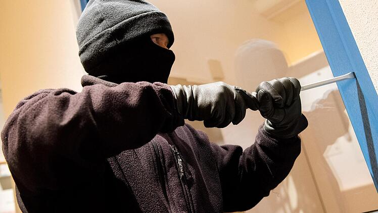 In Würzburg ist ein Unbekannter in die Räumlichkeiten der Universität eingebrochen. Die Polizei sucht Zeugen. Symbolbild: Daniel Bockwoldt