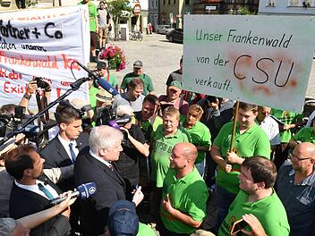 Ministerpräsident Horst Seehofer nimmt sich Zeit für die Demonstranten. Er verspricht, ihre Argumente ernst zu nehmen. Niemand müsse Enteignungen befürchten. Foto: Ronald Rinklef