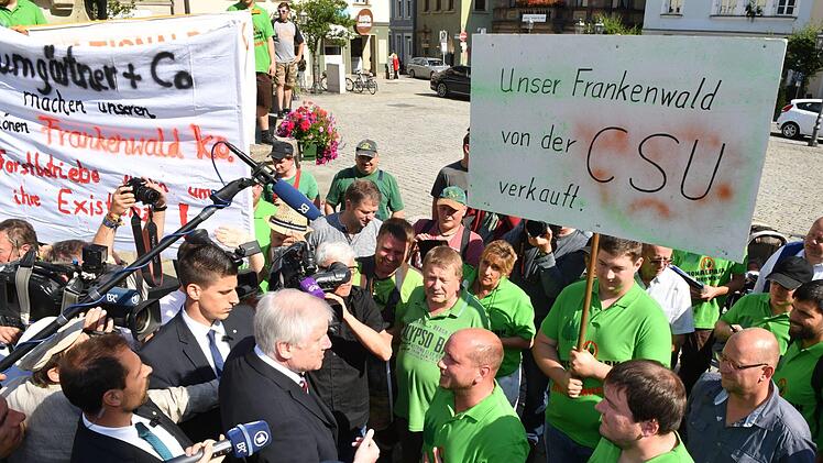 Ministerpräsident Horst Seehofer nimmt sich Zeit für die Demonstranten. Er verspricht, ihre Argumente ernst zu nehmen. Niemand müsse Enteignungen befürchten. Foto: Ronald Rinklef