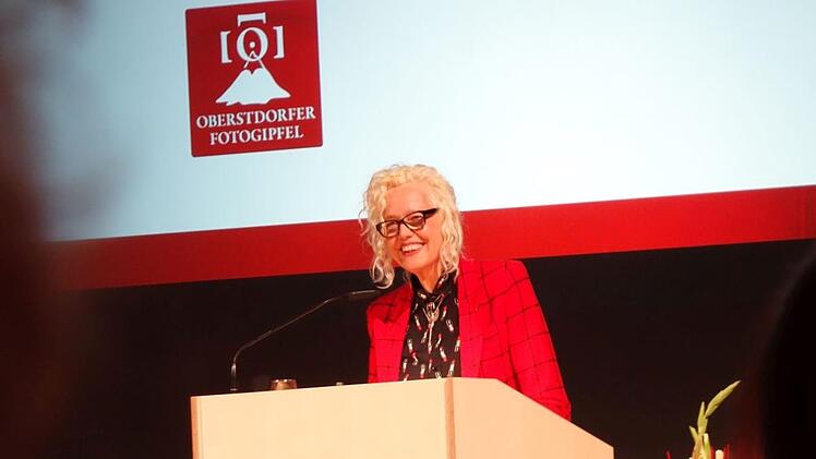 Ellen von Unwerth, k&uuml;nstlerische Schirmherrin des Fotogipfels, gab bei der Er&ouml;ffnungsfeier Einblicke in ihre Zeit am Gymnasium in Oberstdorf.