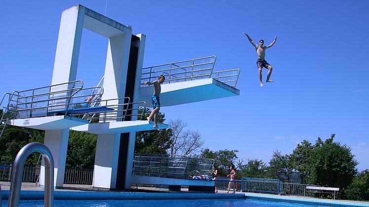 Felix vom Dreier-Turm und Max vom Fünfer, anschließend andersrum: Die beiden Kirchlauterer Brüder sind die meiste Zeit am Sprungturm anzutreffen, wenn sie das Eberner Freibad besuchen.  Fotos: Andreas Lösch