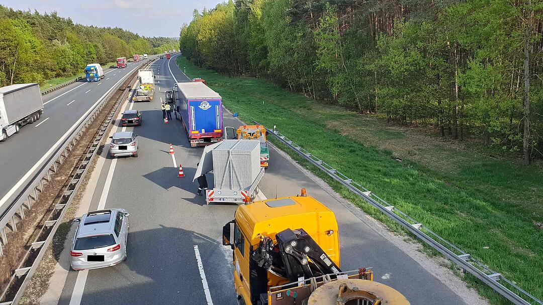 Lastwagen kracht auf A6 in Stauende - Fahrer lebensgefährlich verletzt