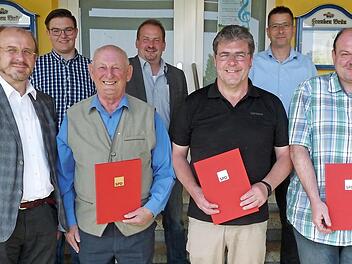 Bei den Ehrungen (hinten von links): Julian Scherbel, Zweiter Vorsitzender Peter Grüdl, Schriftführer Michael Müller und (vorne von links) SPD-Kreisvorsitzender Ralf Pohl, Erich Löffler (60 Jahre), Jürgen Fröba und Holger Scherbel (30 Jahre) Foto: Werner Vetter