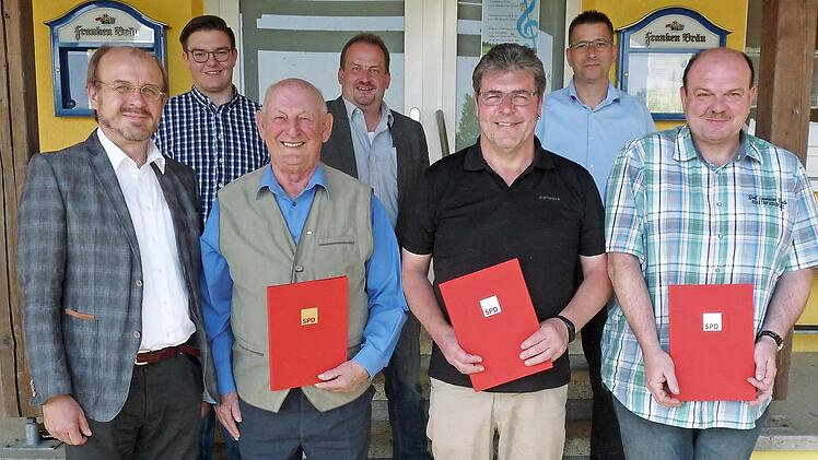 Bei den Ehrungen (hinten von links): Julian Scherbel, Zweiter Vorsitzender Peter Grüdl, Schriftführer Michael Müller und (vorne von links) SPD-Kreisvorsitzender Ralf Pohl, Erich Löffler (60 Jahre), Jürgen Fröba und Holger Scherbel (30 Jahre) Foto: Werner Vetter